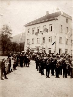 Vorschau: L - 203, Musikverein vor dem Schulhaus