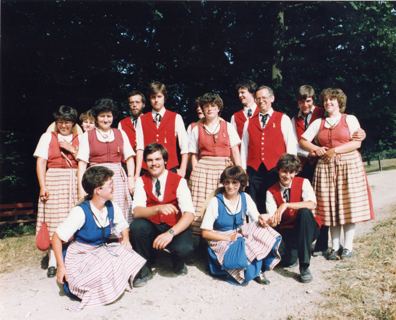 L05 - 01 Volkstanzgruppe ca. 1982.JPG