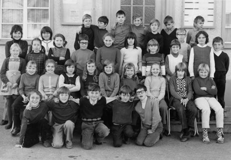 Vorschau: K - 230, Schulfoto Hofstetten, 3.-4. Klasse um 1970