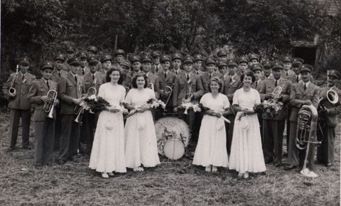 Vorschau: L - 211, Uniformenweihe 1948