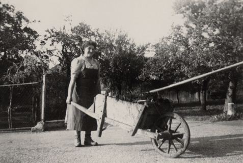 Vorschau: F - 26 A, Agnes Stöckli mit Karrette 1