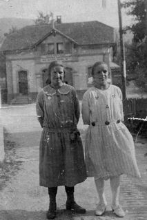 Vorschau: C1 - 29 Marie Stöckli und Frieda Heinis vor dem Konsumladen